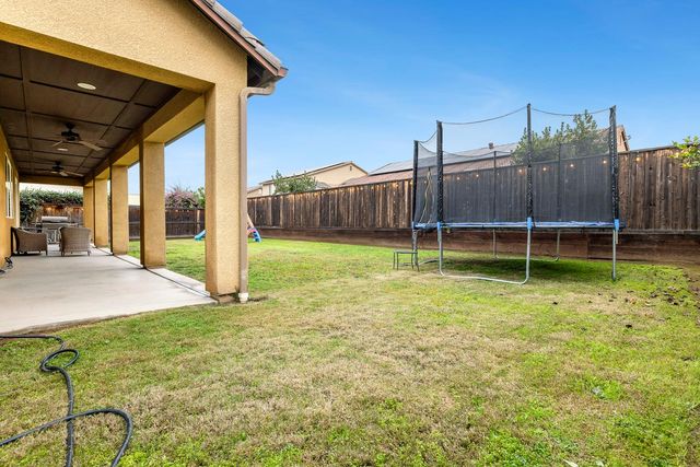 1047 Maine Avenue, Clovis, CA 93619