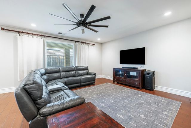 1047 Maine Avenue, Clovis, CA 93619