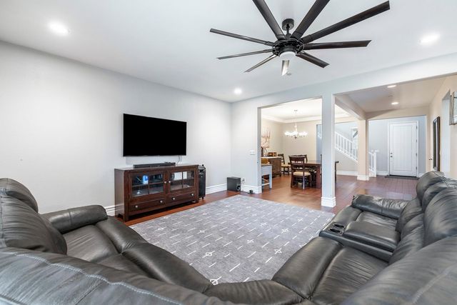 1047 Maine Avenue, Clovis, CA 93619