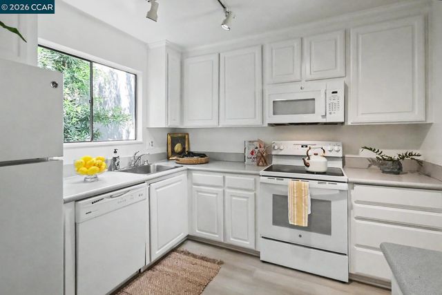 378 Camelback Rd, Pleasant Hill, CA 94523