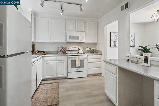 378 Camelback Rd, Pleasant Hill, CA 94523