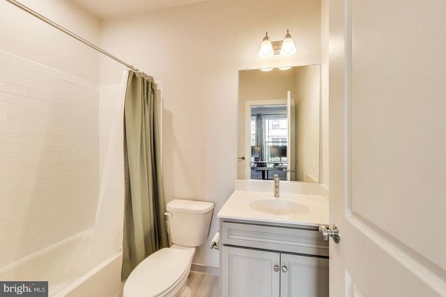 5004 OAKMOORE DR, Rockville, MD 20852