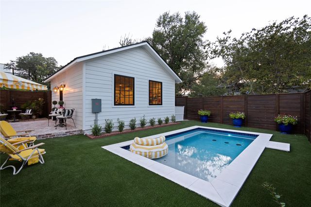1804 S 6th ST, Austin, TX 78704