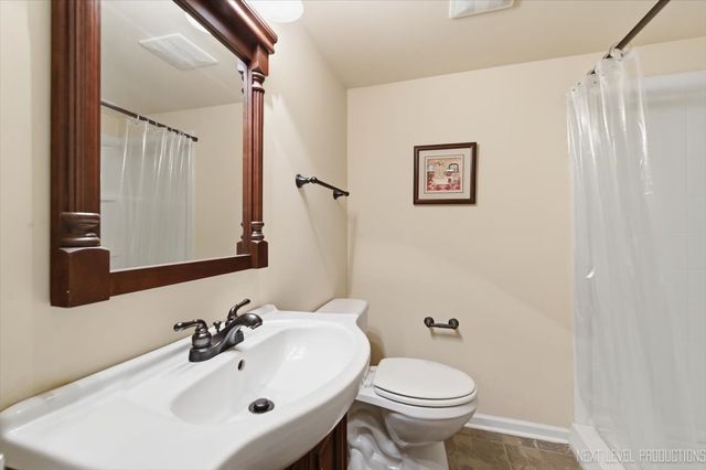 320 ESSEX Court, Aurora, IL 60504