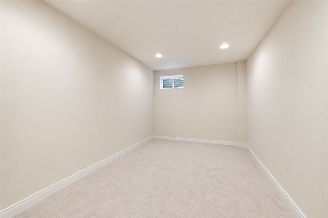 320 ESSEX Court, Aurora, IL 60504