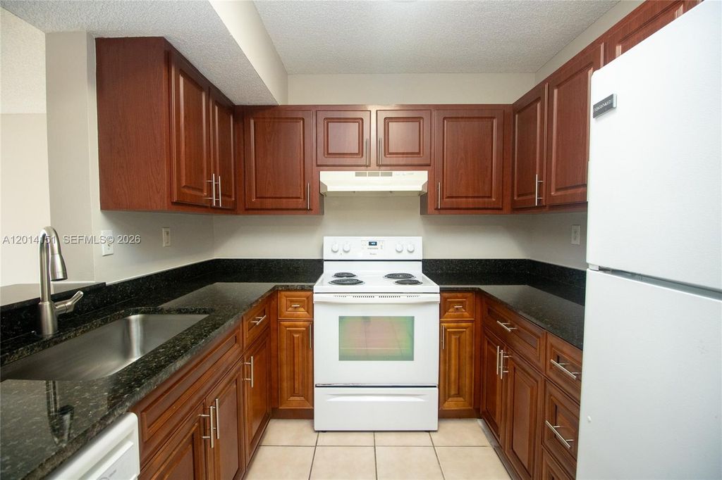 9491 S Palm Cir S 101, Pembroke Pines, FL 33025