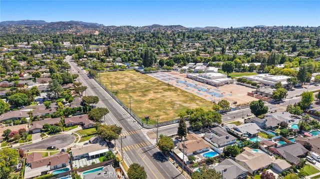 23701 Califa, Los Angeles, CA 91367