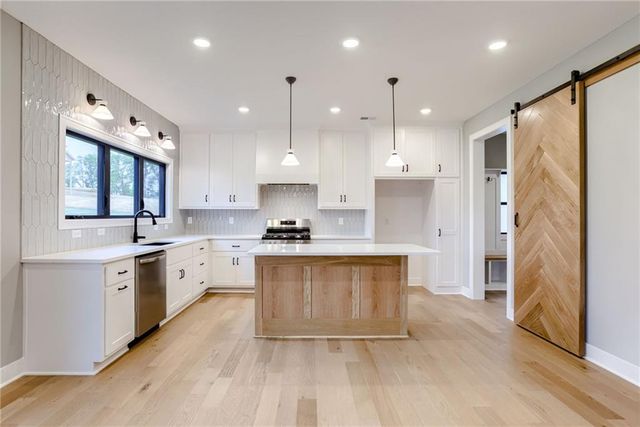 1989 Longview Drive, Liberty, MO 64068