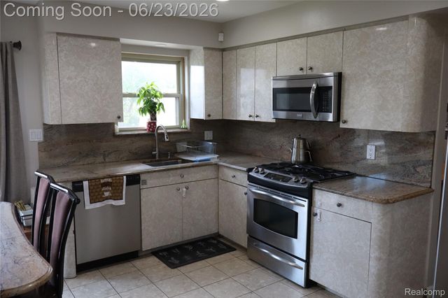 39552 Forbes Drive, Sterling Heights, MI 48310