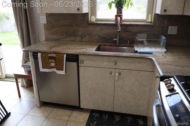 39552 Forbes Drive, Sterling Heights, MI 48310