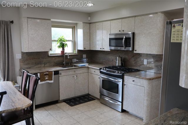 39552 Forbes Drive, Sterling Heights, MI 48310
