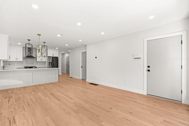 216 Havre St 1, Boston, MA 02128