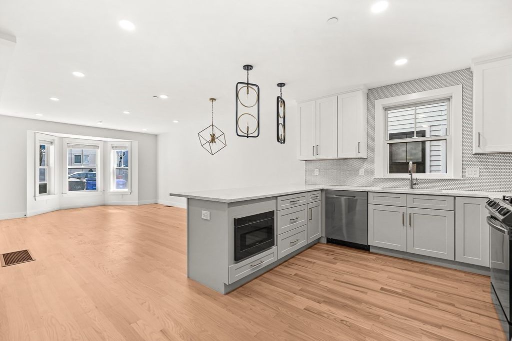 216 Havre St 1, Boston, MA 02128