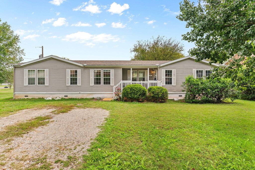 1605 N Main Street, Cassville, MO 65625