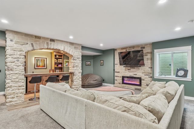 8867 Scarlet Drive, West Des Moines, IA 50266