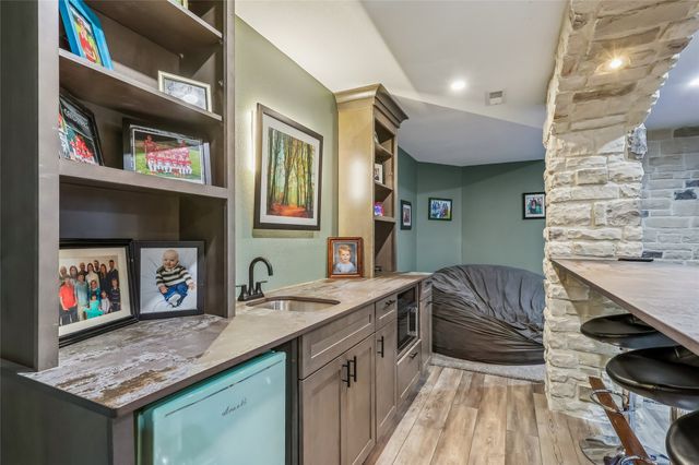 8867 Scarlet Drive, West Des Moines, IA 50266