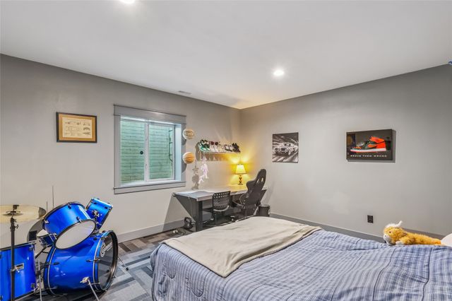 8867 Scarlet Drive, West Des Moines, IA 50266