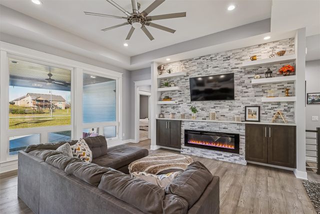 8867 Scarlet Drive, West Des Moines, IA 50266