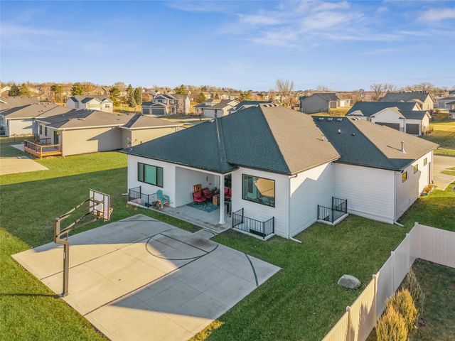 8867 Scarlet Drive, West Des Moines, IA 50266