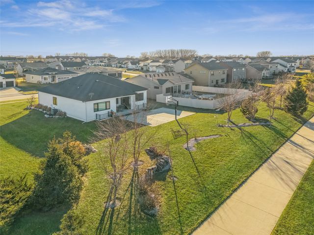 8867 Scarlet Drive, West Des Moines, IA 50266