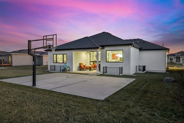 8867 Scarlet Drive, West Des Moines, IA 50266