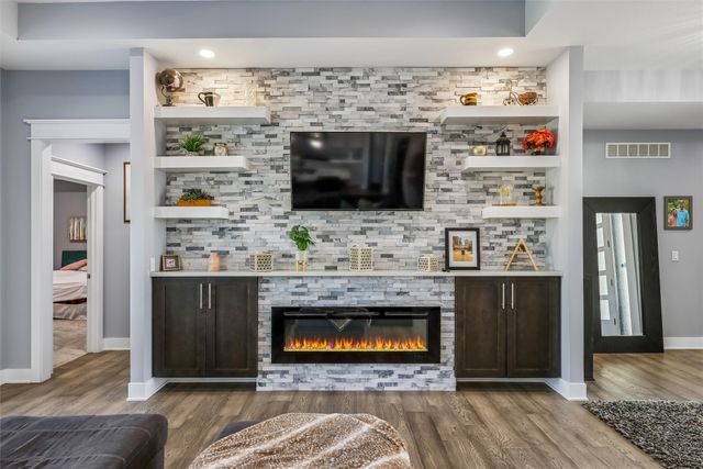 8867 Scarlet Drive, West Des Moines, IA 50266