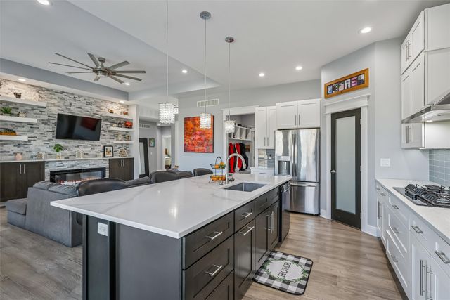 8867 Scarlet Drive, West Des Moines, IA 50266