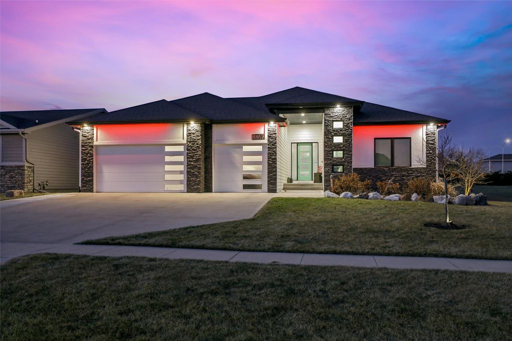8867 Scarlet Drive, West Des Moines, IA 50266