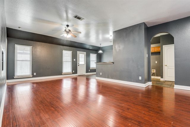 110 Commonwealth Circle, Waxahachie, TX 75165