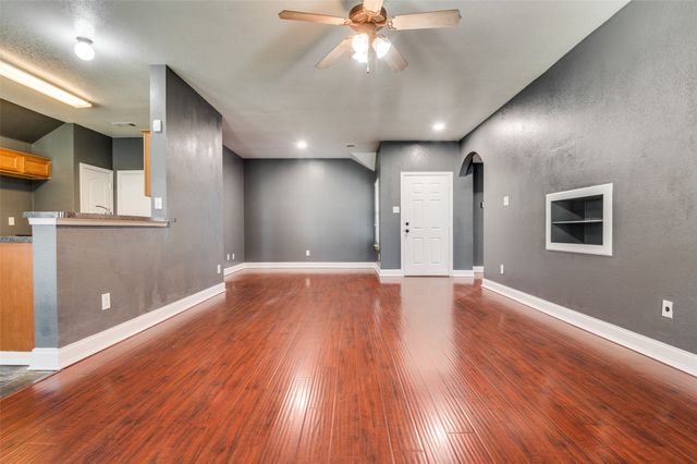 110 Commonwealth Circle, Waxahachie, TX 75165