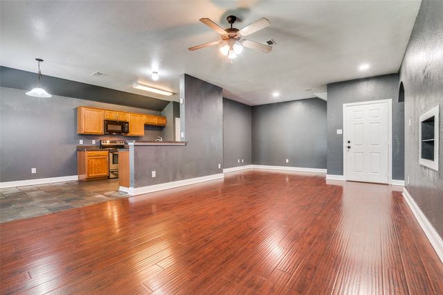 110 Commonwealth Circle, Waxahachie, TX 75165
