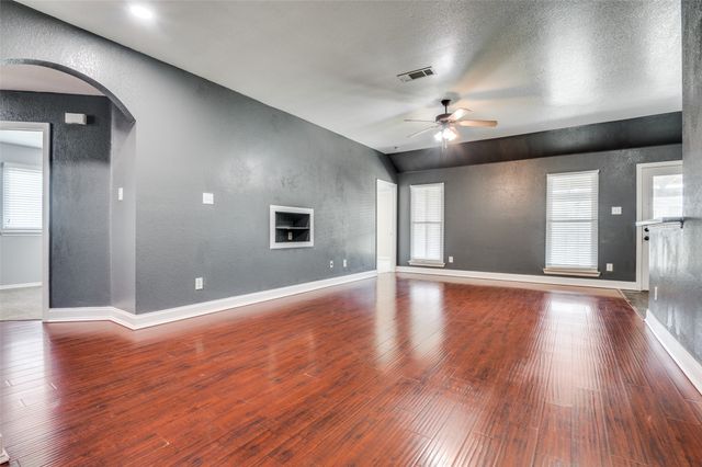 110 Commonwealth Circle, Waxahachie, TX 75165