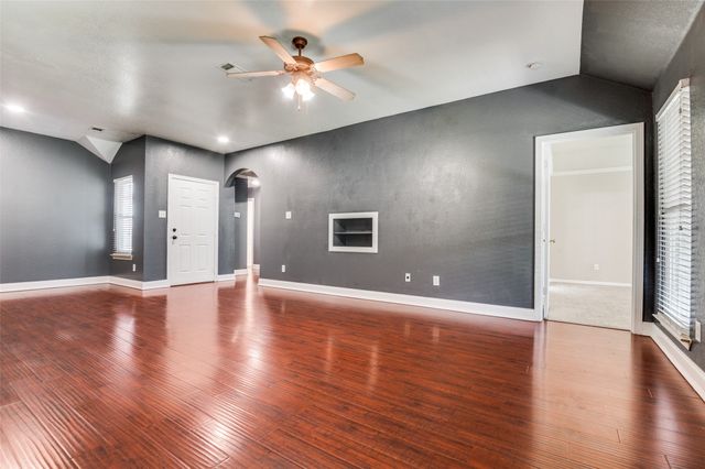 110 Commonwealth Circle, Waxahachie, TX 75165