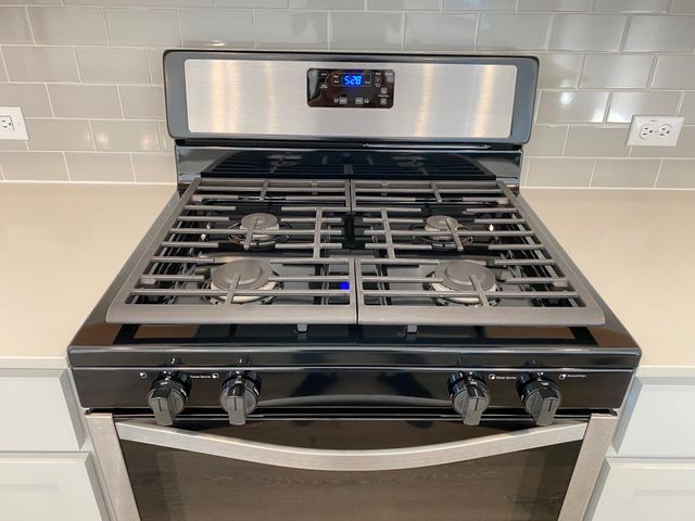 131 FORT CLARK SPRINGS DR, Hutto, TX 78634