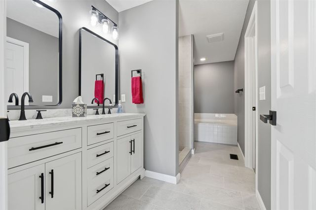 2702 Westbrook Drive, Bloomington, IL 61705