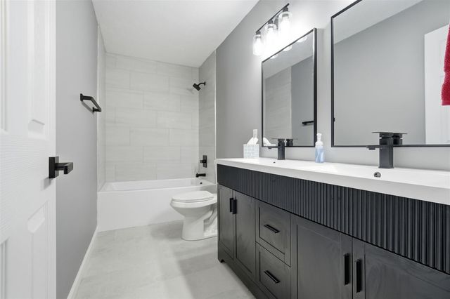 2702 Westbrook Drive, Bloomington, IL 61705