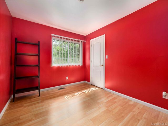 26 Klint Court, Nanuet, NY 10954