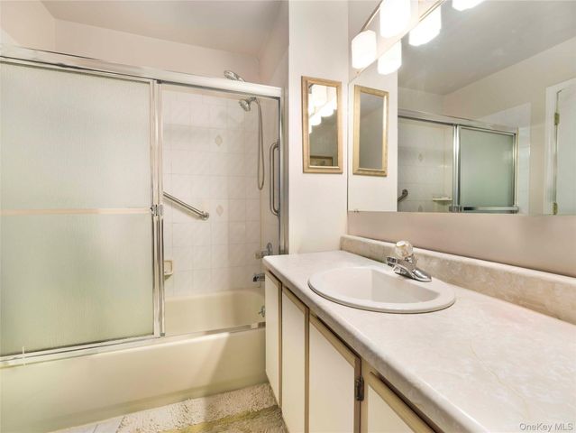 26 Klint Court, Nanuet, NY 10954