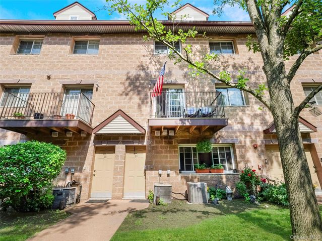 26 Klint Court, Nanuet, NY 10954