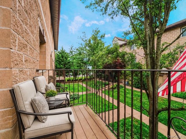 26 Klint Court, Nanuet, NY 10954