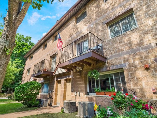 26 Klint Court, Nanuet, NY 10954