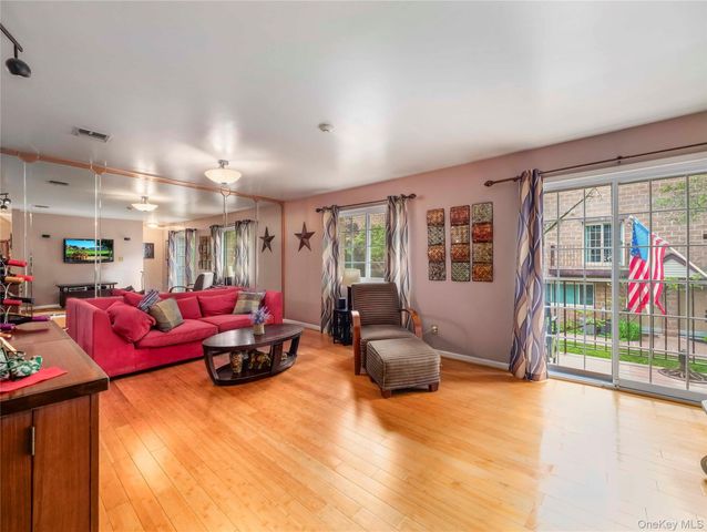 26 Klint Court, Nanuet, NY 10954