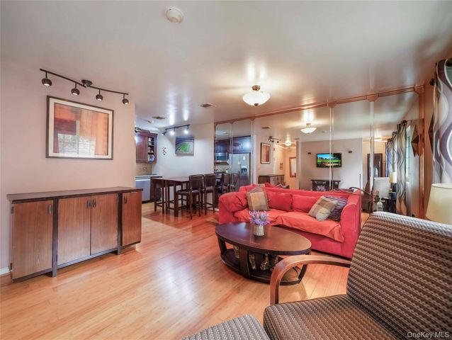 26 Klint Court, Nanuet, NY 10954
