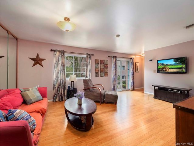 26 Klint Court, Nanuet, NY 10954