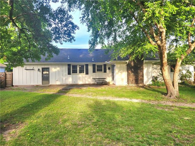 320 SE Westwind Drive, Lee's Summit, MO 64063