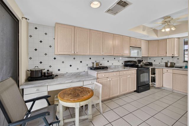 110 SHERWOOD Circle 4C, Jupiter, FL 33458