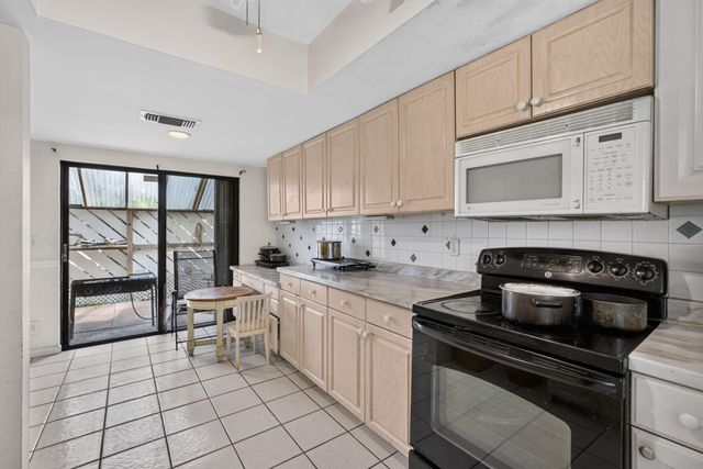 110 SHERWOOD Circle 4C, Jupiter, FL 33458