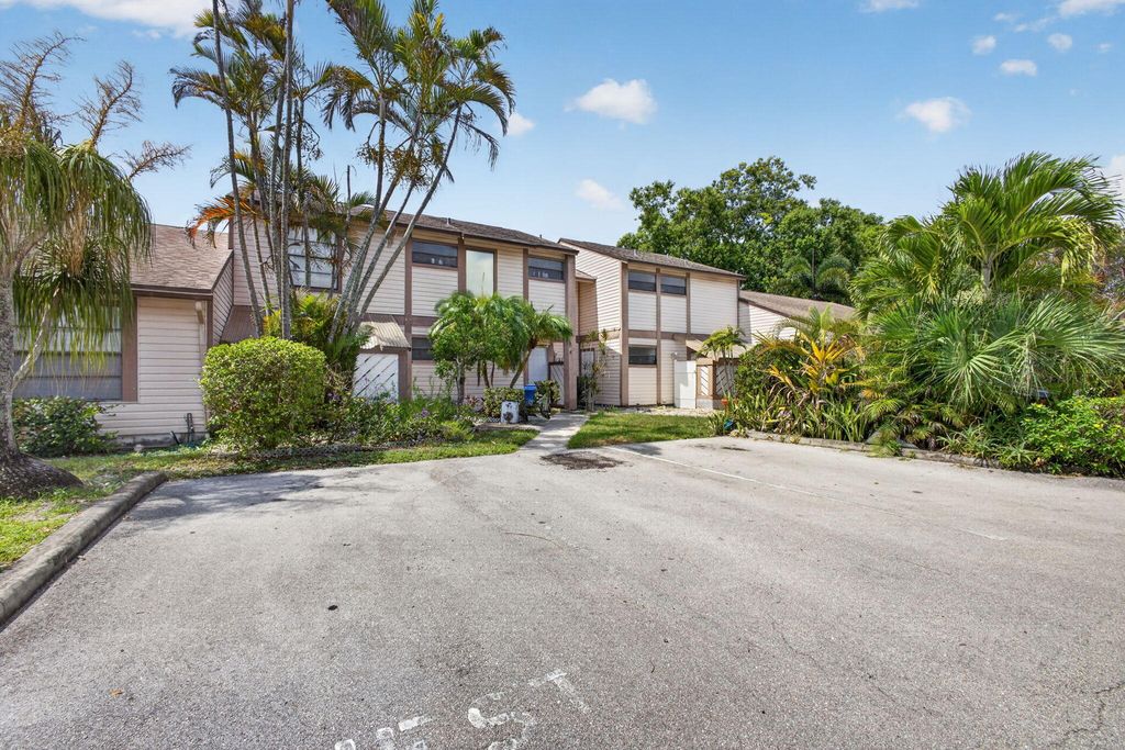 110 SHERWOOD Circle 4C, Jupiter, FL 33458