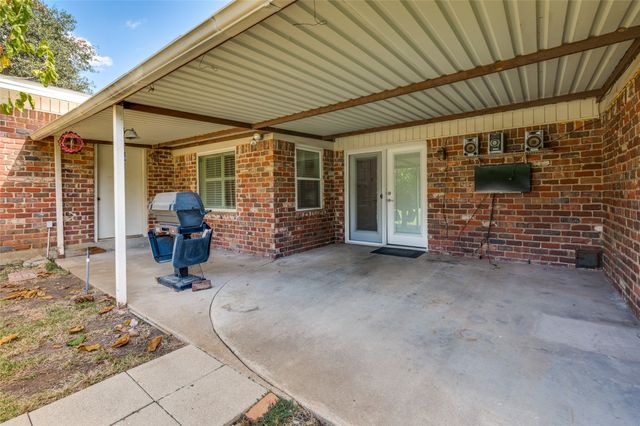 4017 Emerald Oaks Drive, Haltom City, TX 76117