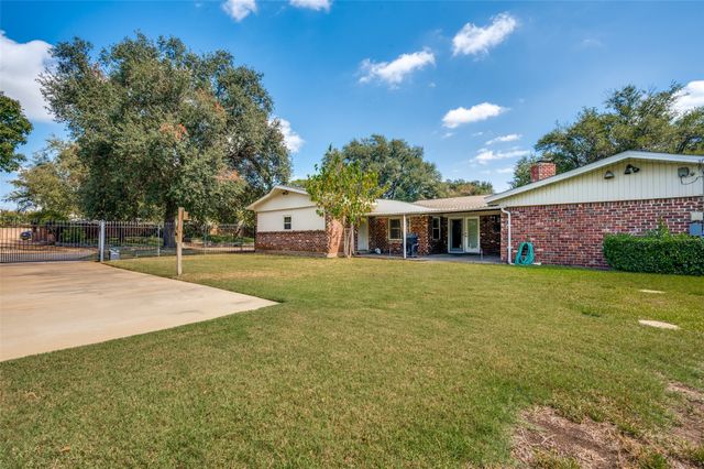 4017 Emerald Oaks Drive, Haltom City, TX 76117